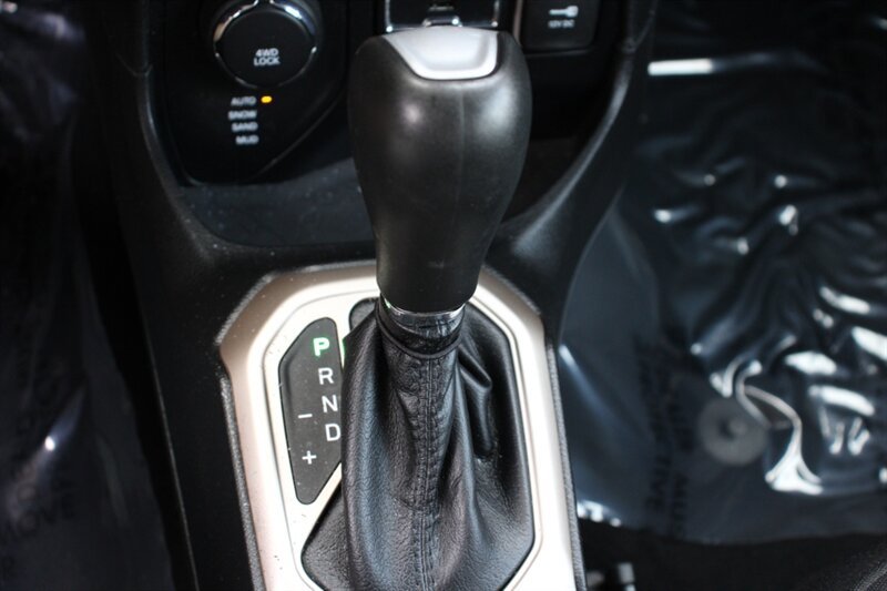 Used 2016 Jeep Renegade Latitude AWD/4WD image 7