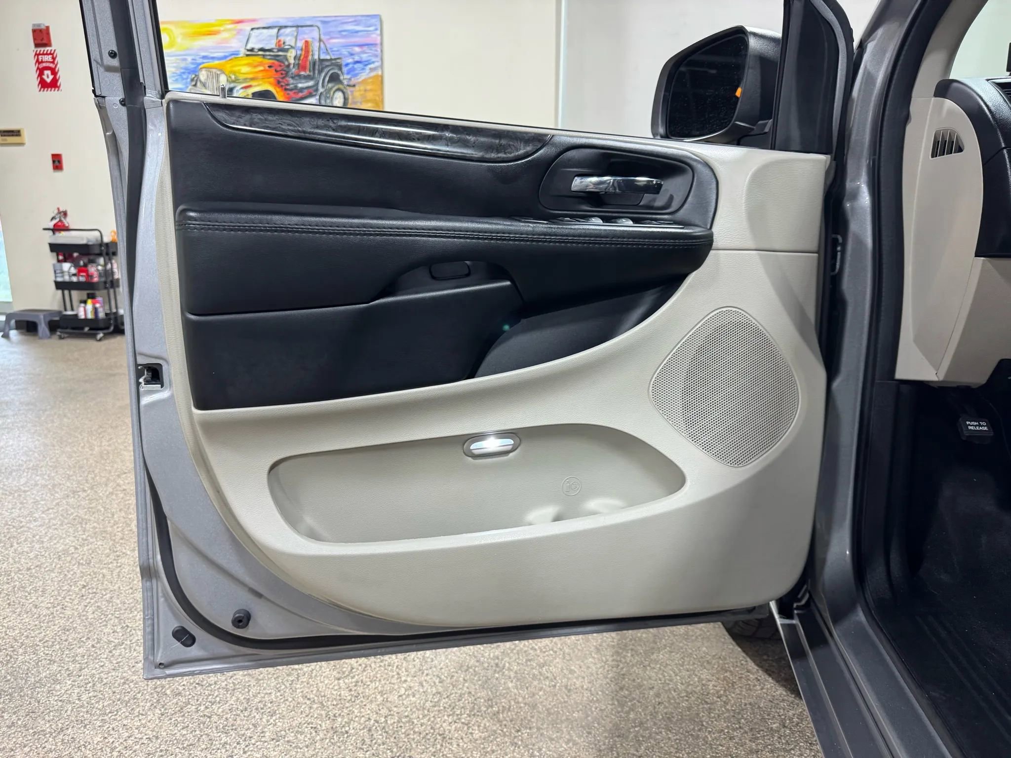 Used 2018 Dodge Grand Caravan SE image 24