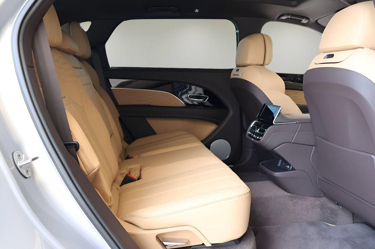 Used 2025 Bentley Bentayga Extended Wheelbase AWD/4WD image 18