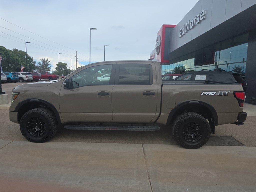 Used 2022 Nissan Titan PRO-4X w/ Pro-4x Convenience Package AWD/4WD image 8