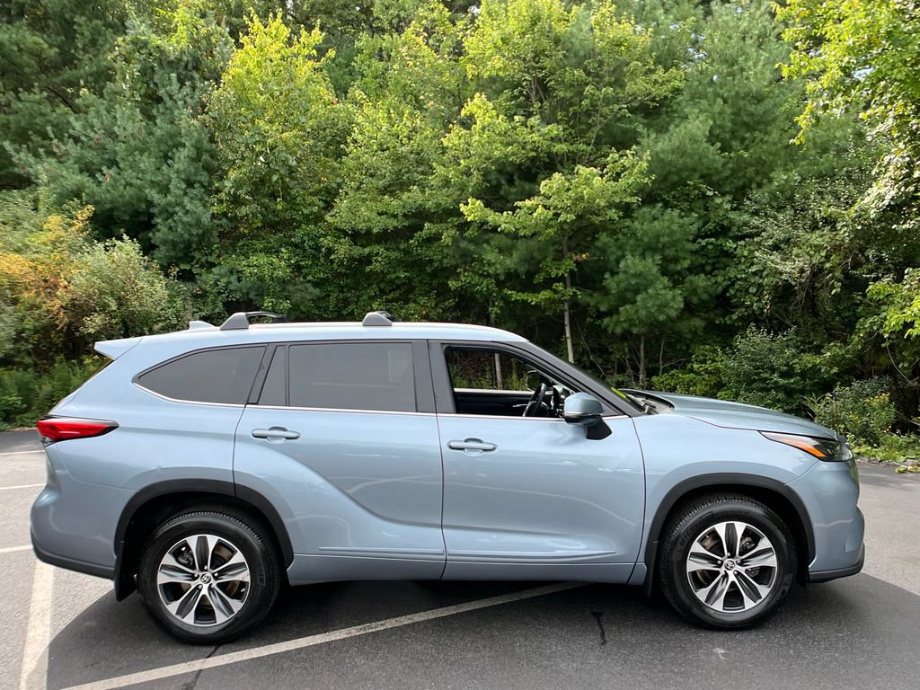 Used 2022 Toyota Highlander XLE AWD/4WD image 6