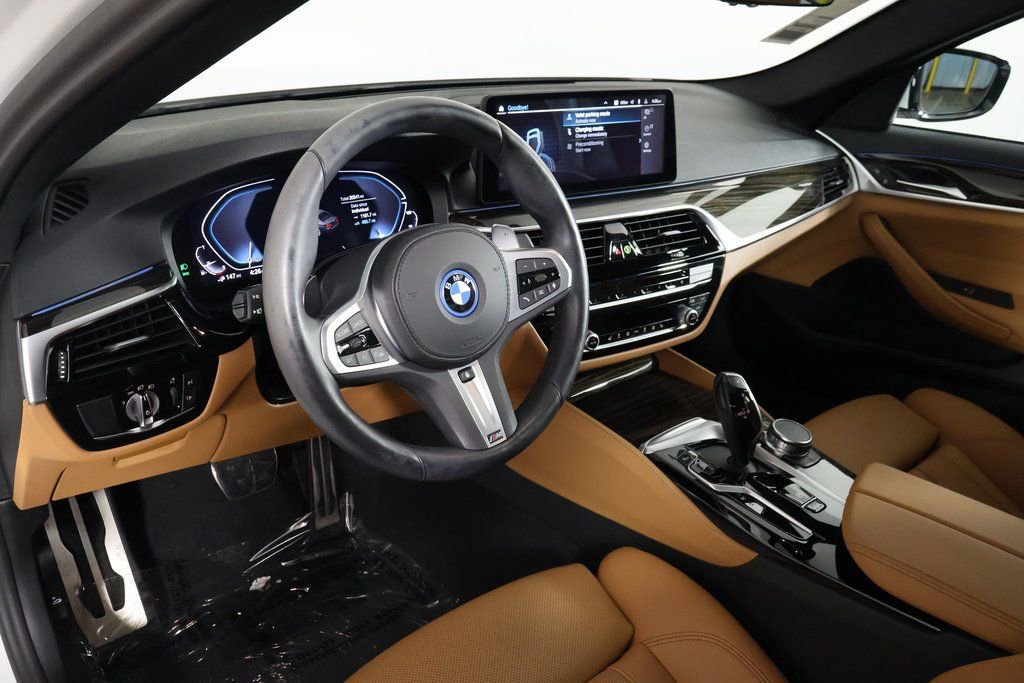 Used 2023 BMW 530e xDrive w/ M Sport Package image 7