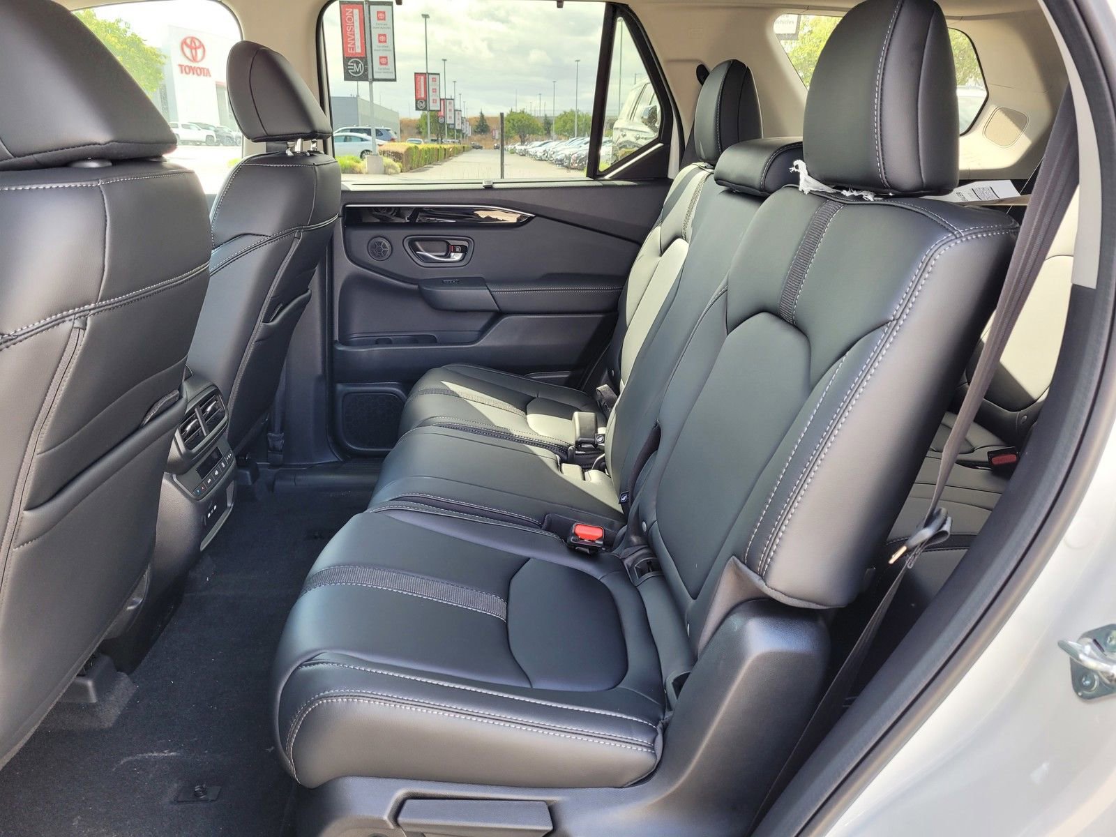New 2025 Honda Pilot Touring image 8