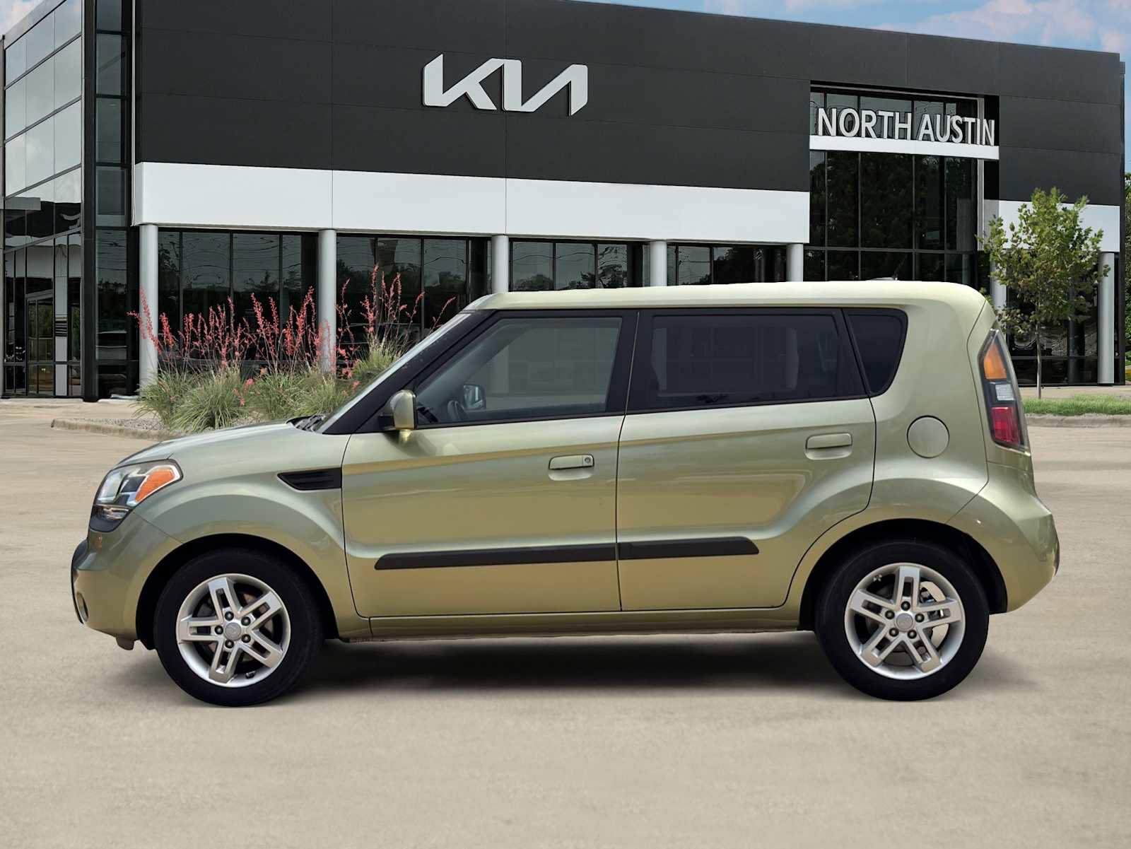 Used 2010 Kia Soul + FWD image 5