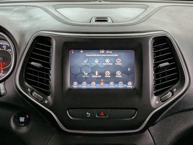 Used 2019 Jeep Cherokee Latitude Plus w/ Cold Weather Group AWD/4WD image 26