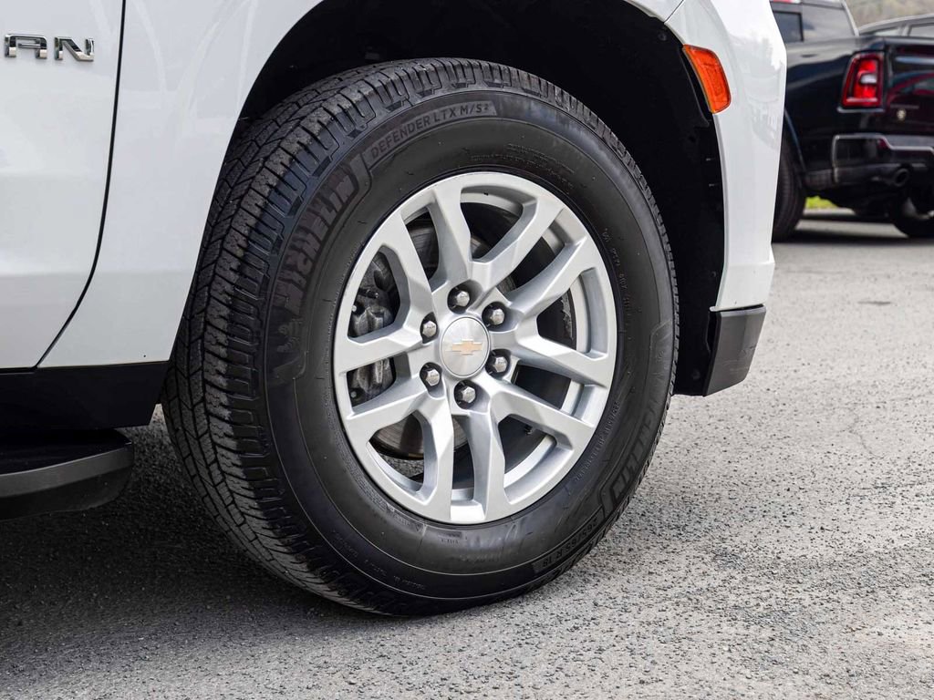 Used 2022 Chevrolet Suburban LT AWD/4WD image 9