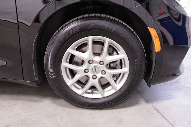 Used 2024 Chrysler Pacifica Touring-L image 11