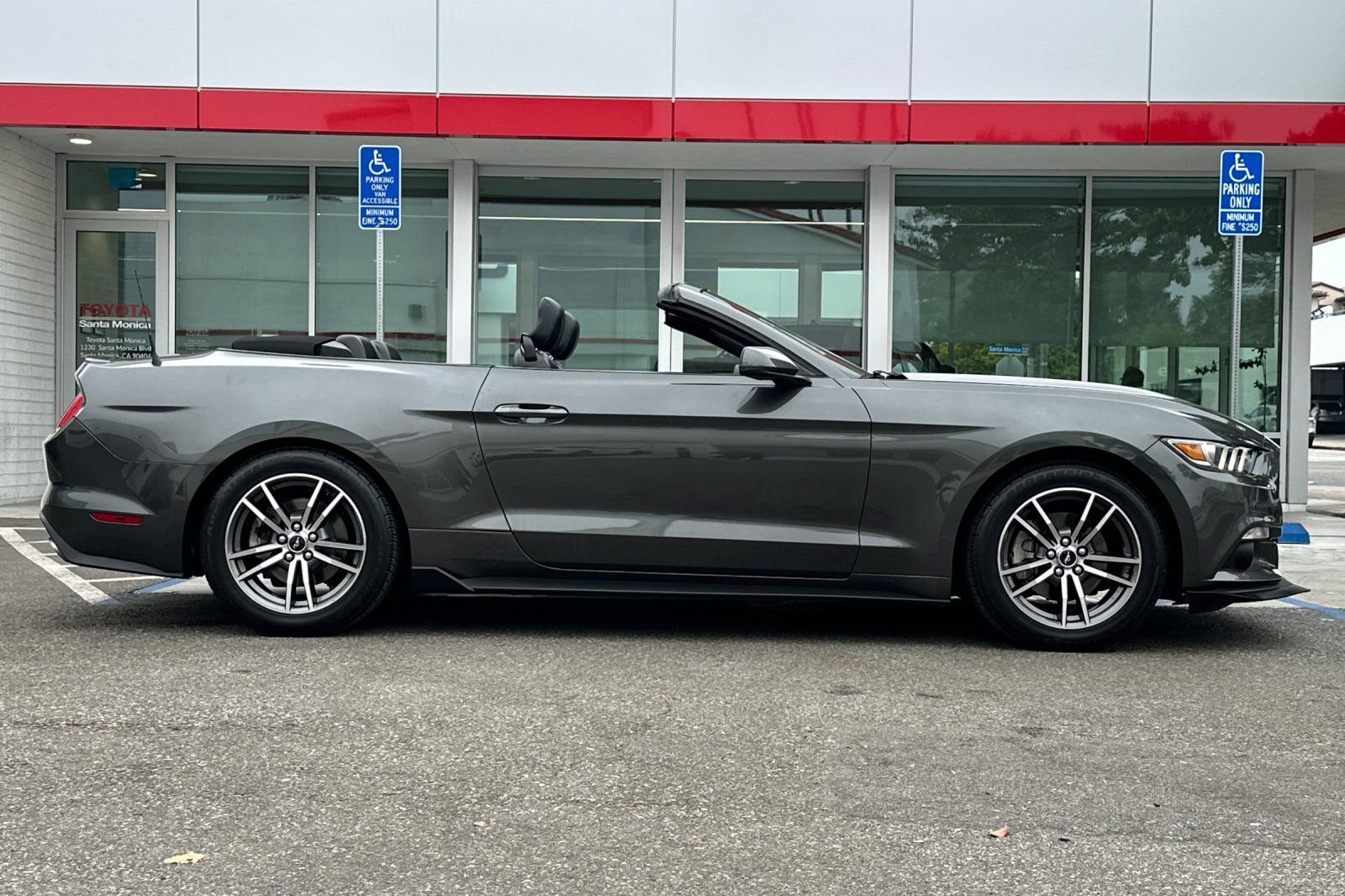Used 2017 Ford Mustang Premium RWD image 3