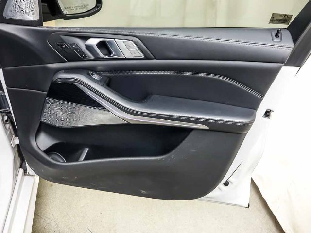 Used 2020 BMW X7 M50i AWD/4WD image 31