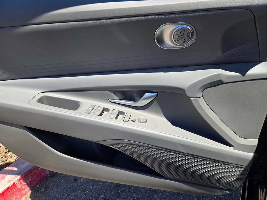 Used 2026 Hyundai Elantra SE FWD image 24