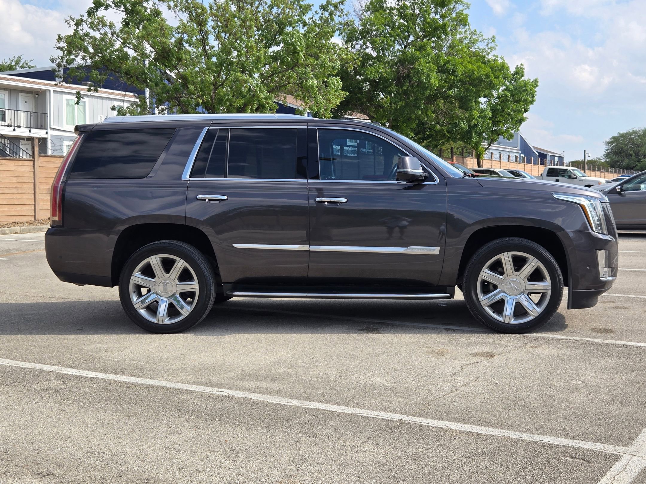 Used 2018 Cadillac Escalade Luxury image 2