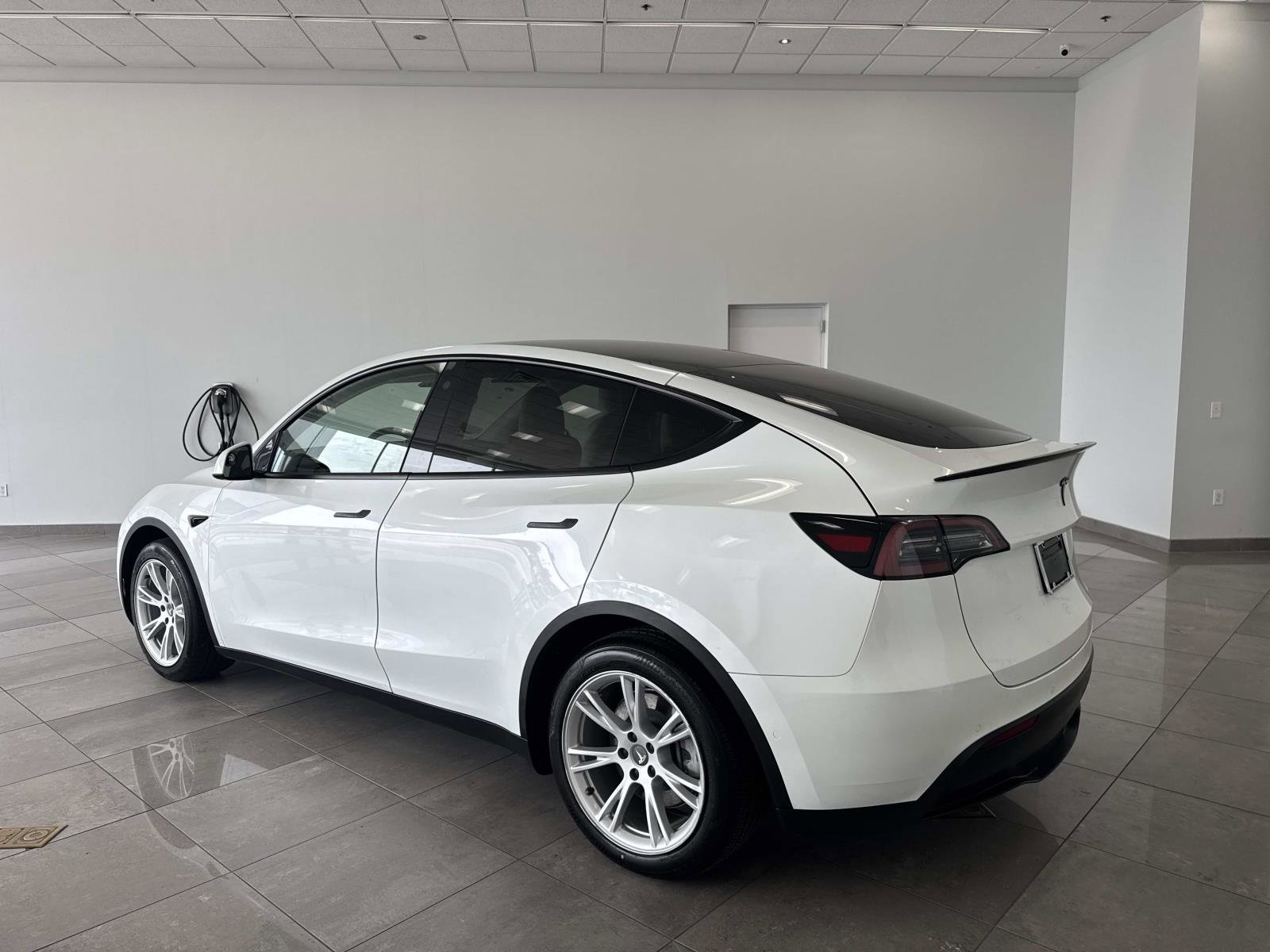 Used 2021 Tesla Model Y Long Range AWD/4WD image 7