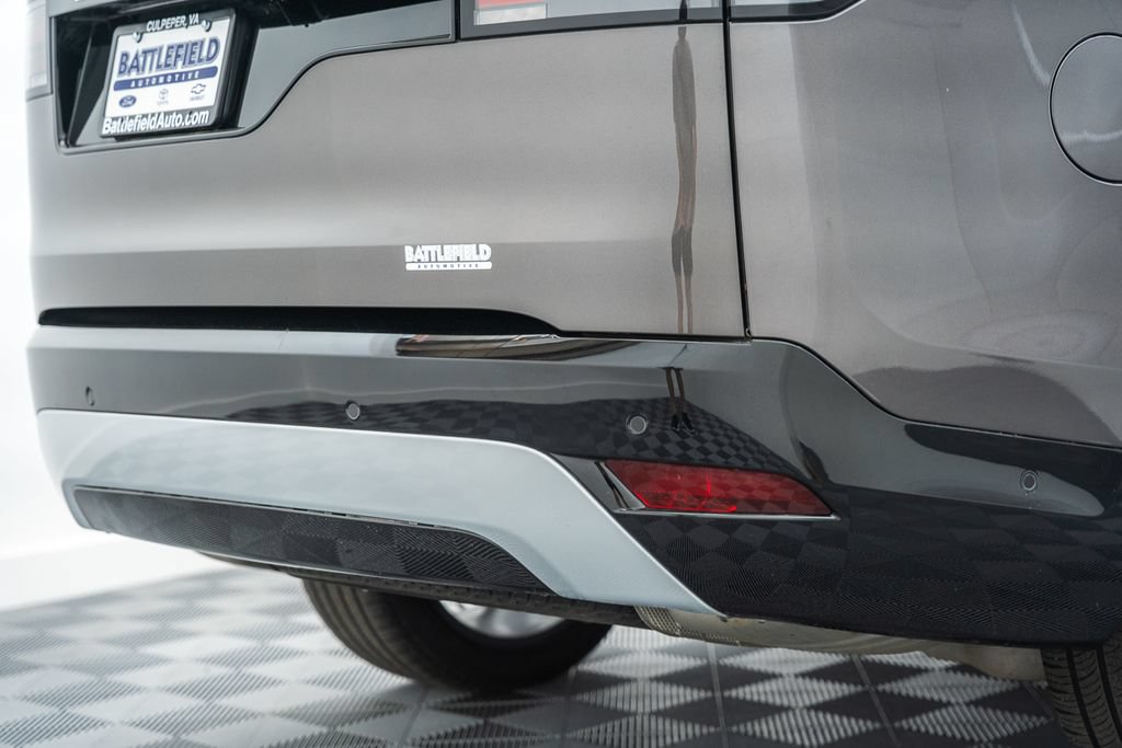 Used 2024 Land Rover Discovery Metropolitan Edition AWD/4WD image 9