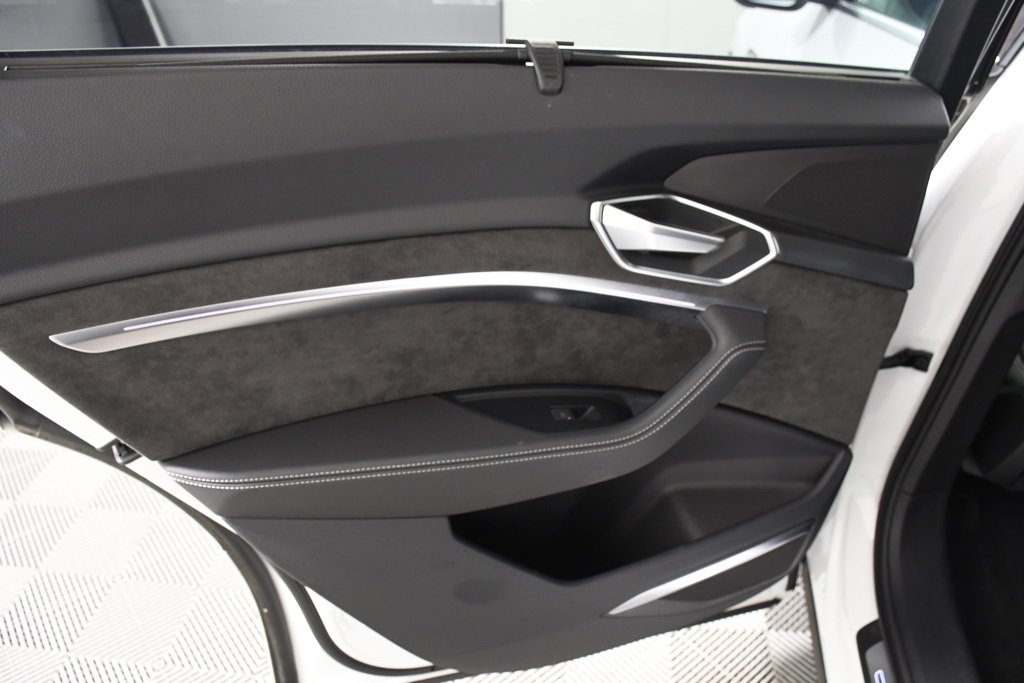 Used 2021 Audi e-tron Prestige w/ Prestige Package image 24