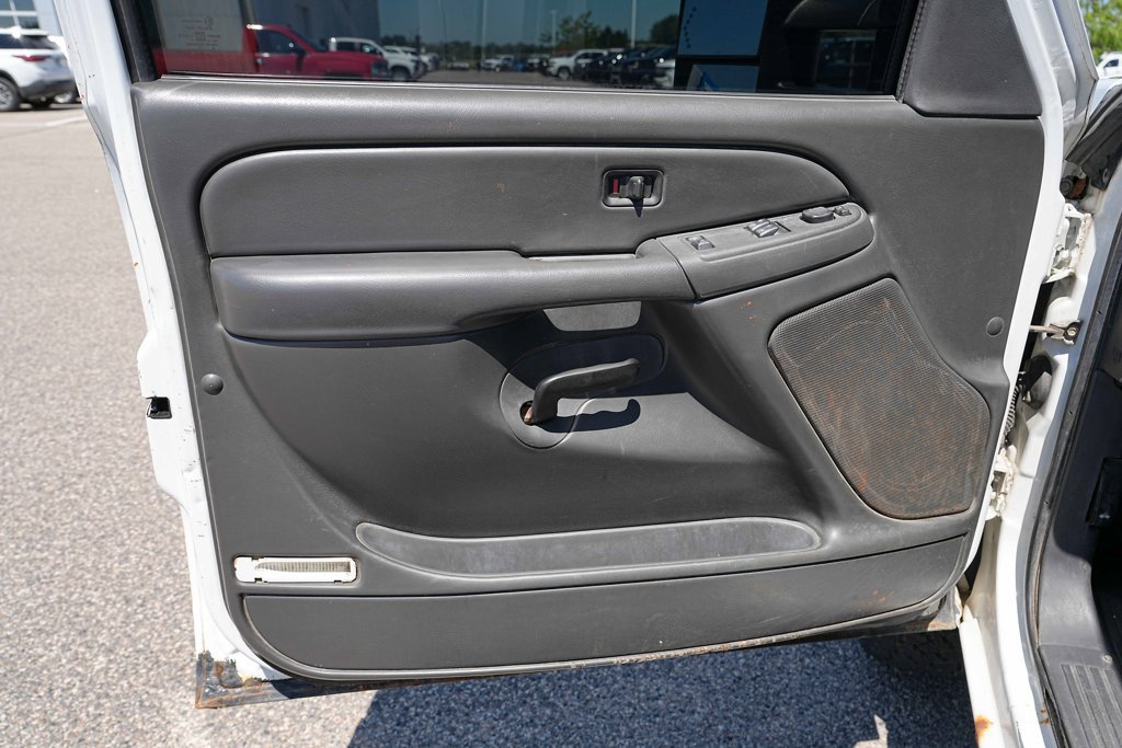 Used 2006 Chevrolet Silverado 2500 W/T w/ Heavy-Duty Power Package AWD/4WD image 16