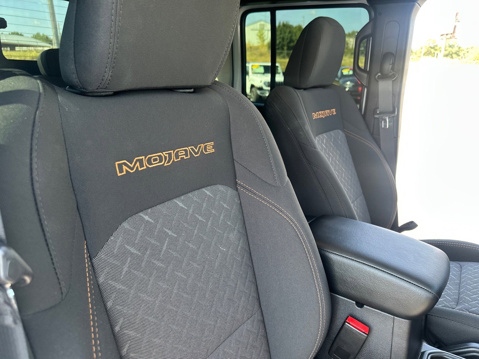 Used 2025 Jeep Gladiator Mojave w/ Convenience Group image 18