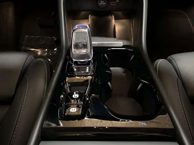 Used 2025 Volvo XC40 B5 Plus image 51