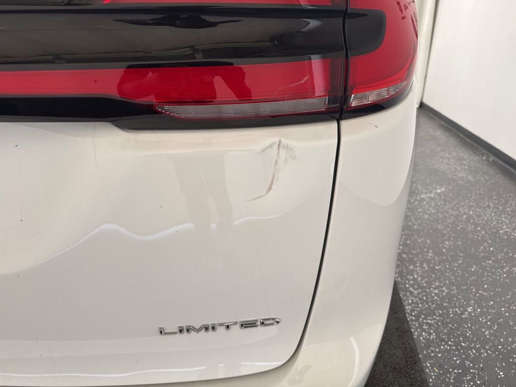 Used 2024 Chrysler Pacifica Limited w/ Uconnect Theater Family Group image 7