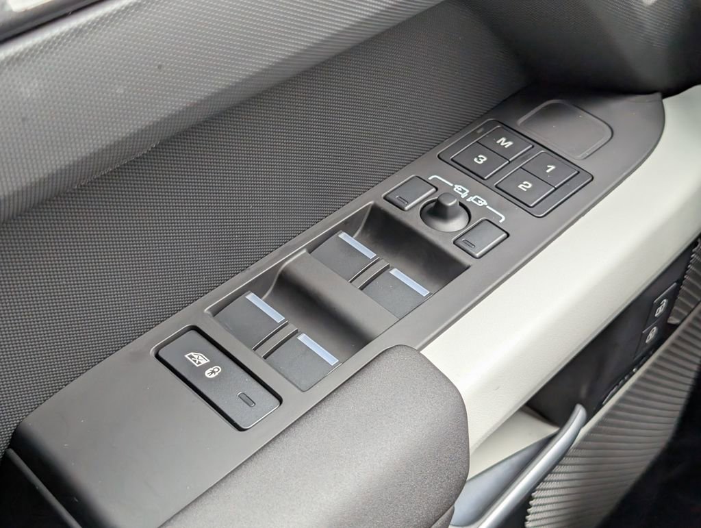 Used 2024 Land Rover Defender 130 S image 29