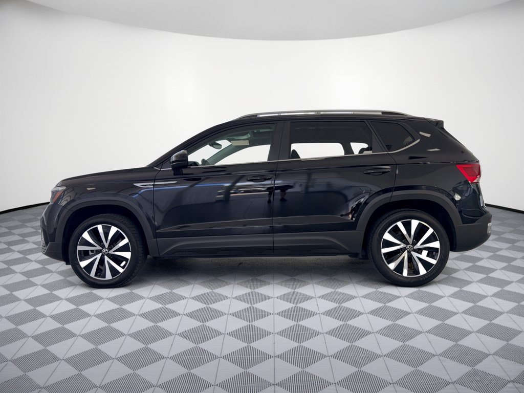 Used 2023 Volkswagen Taos SE w/ Panoramic Sunroof Package FWD image 2