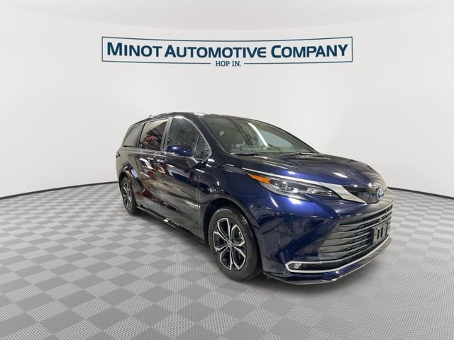 Used 2025 Toyota Sienna Platinum AWD/4WD image 2
