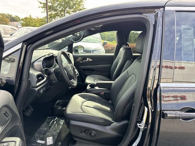 New 2026 Chrysler Pacifica Select image 11