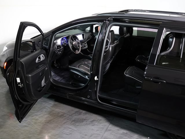 Used 2025 Chrysler Pacifica Limited FWD image 5
