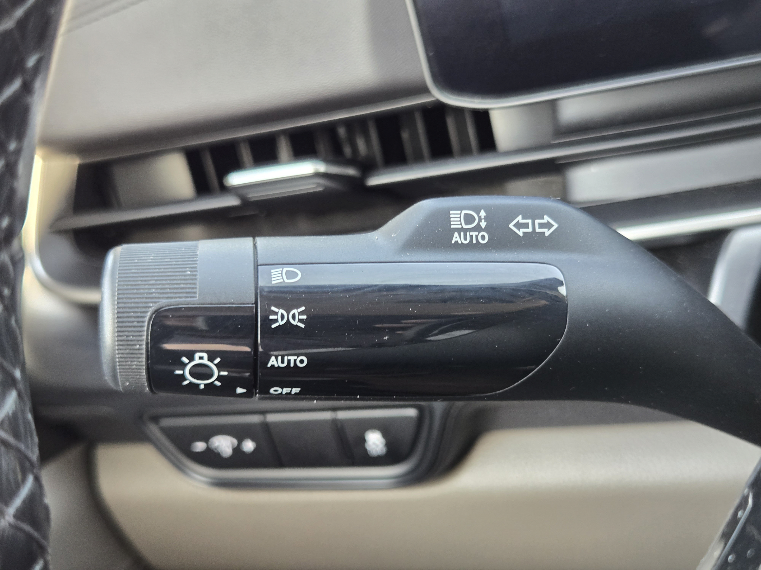 Used 2025 Kia Carnival FWD image 18