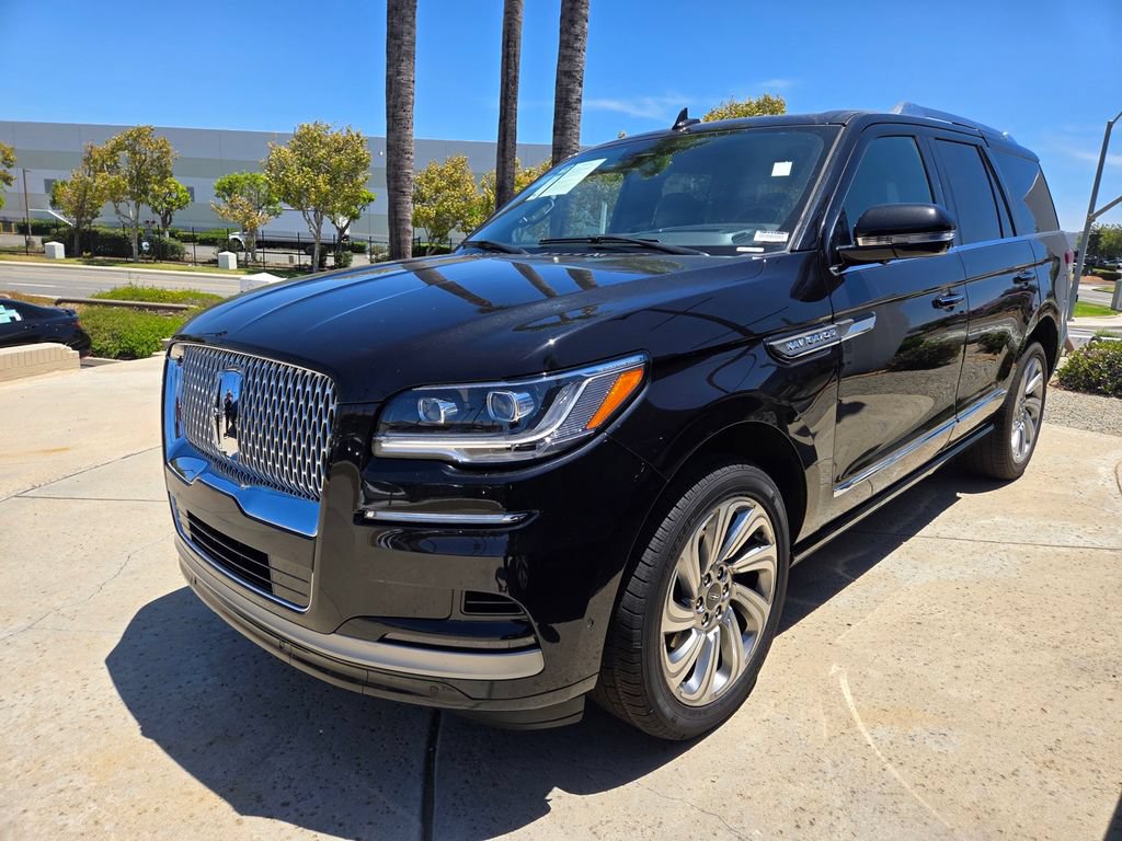 Used 2024 Lincoln Navigator Reserve AWD/4WD image 3