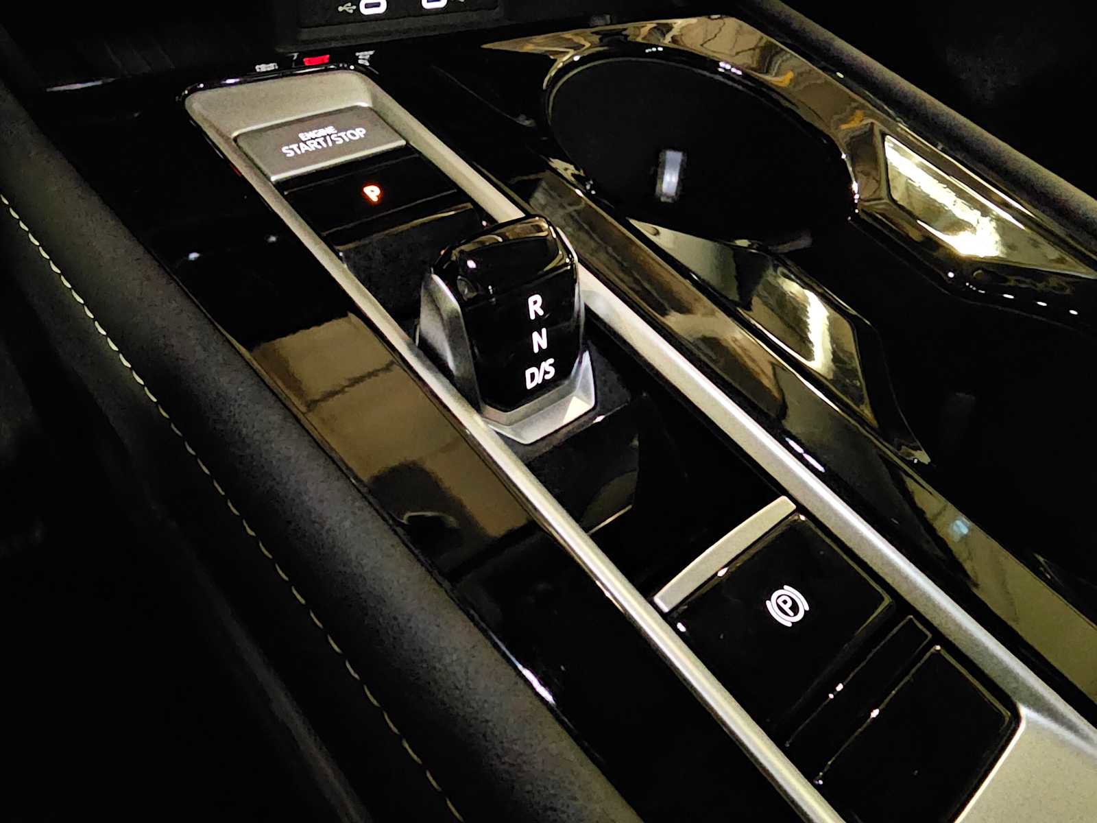 Used 2025 Volkswagen Atlas SEL image 31