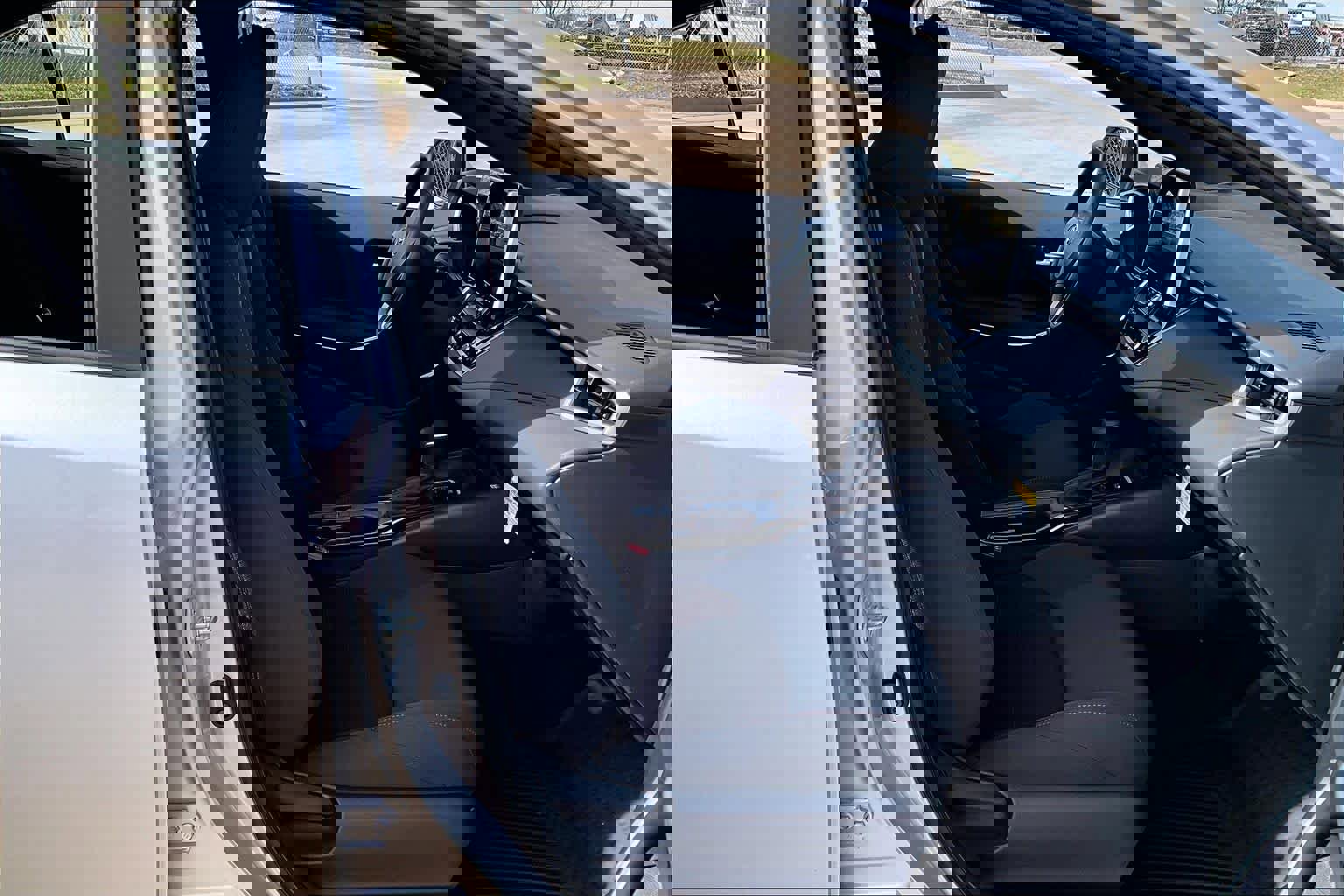 Used 2025 Toyota Corolla SE w/ SE Premium Package image 9