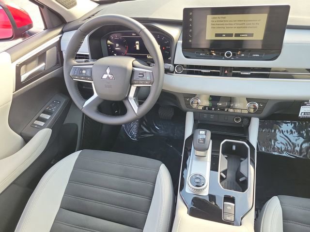 New 2025 Mitsubishi Outlander SE image 16