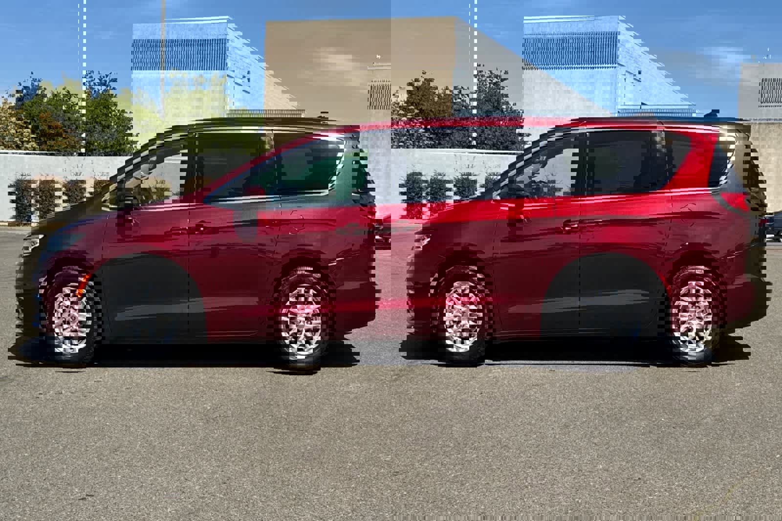 Used 2023 Chrysler Pacifica Touring-L image 9