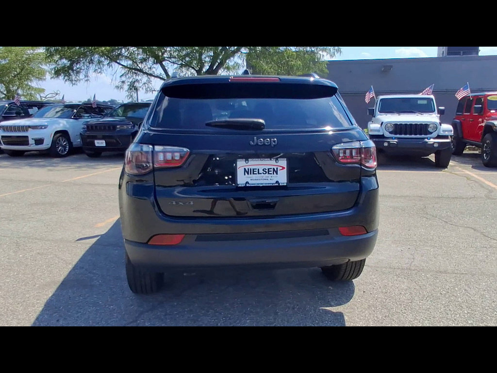 Used 2024 Jeep Compass Latitude w/ Convenience Group AWD/4WD image 7