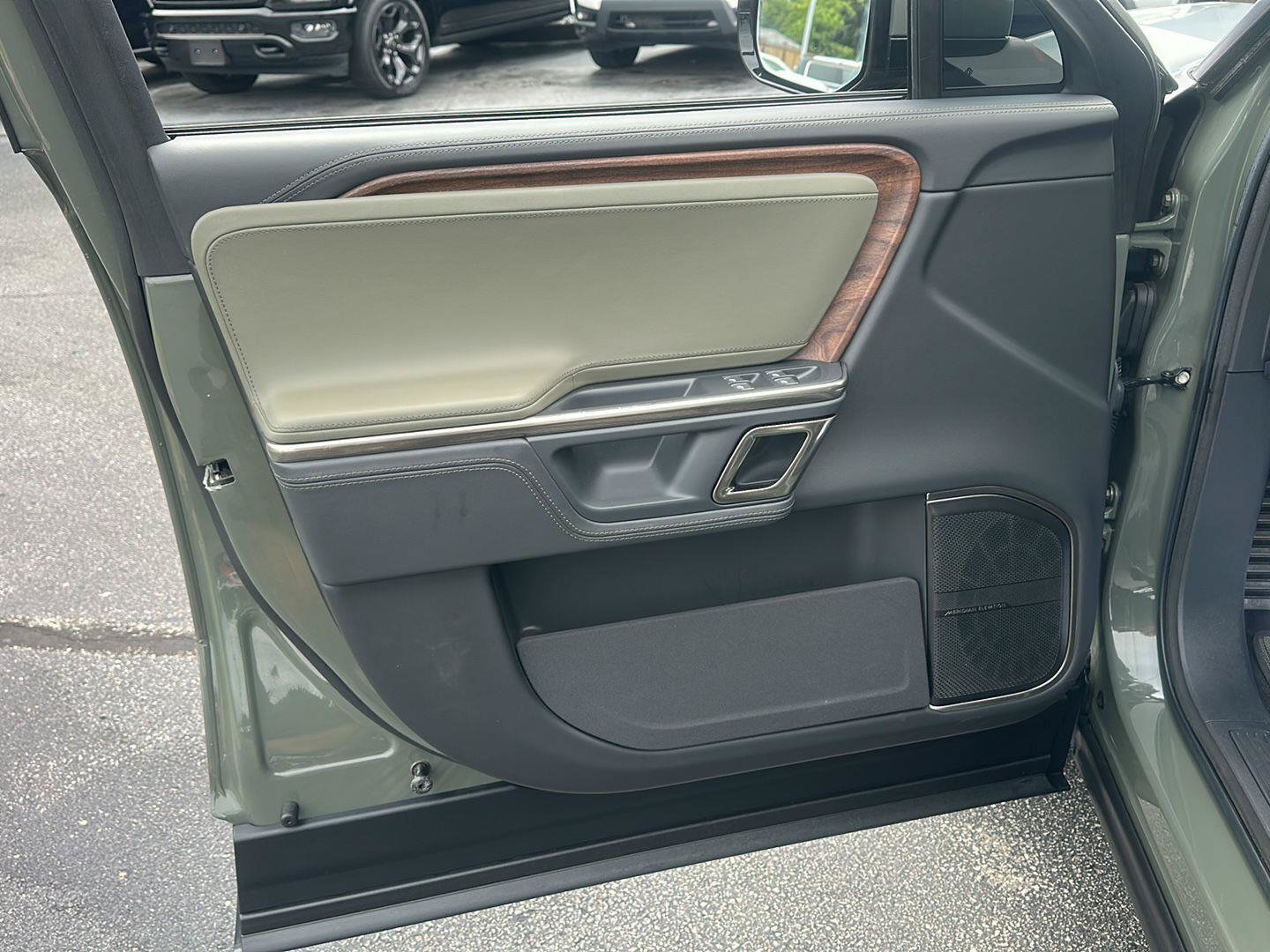 Used 2022 Rivian R1S Launch Edition AWD/4WD image 32