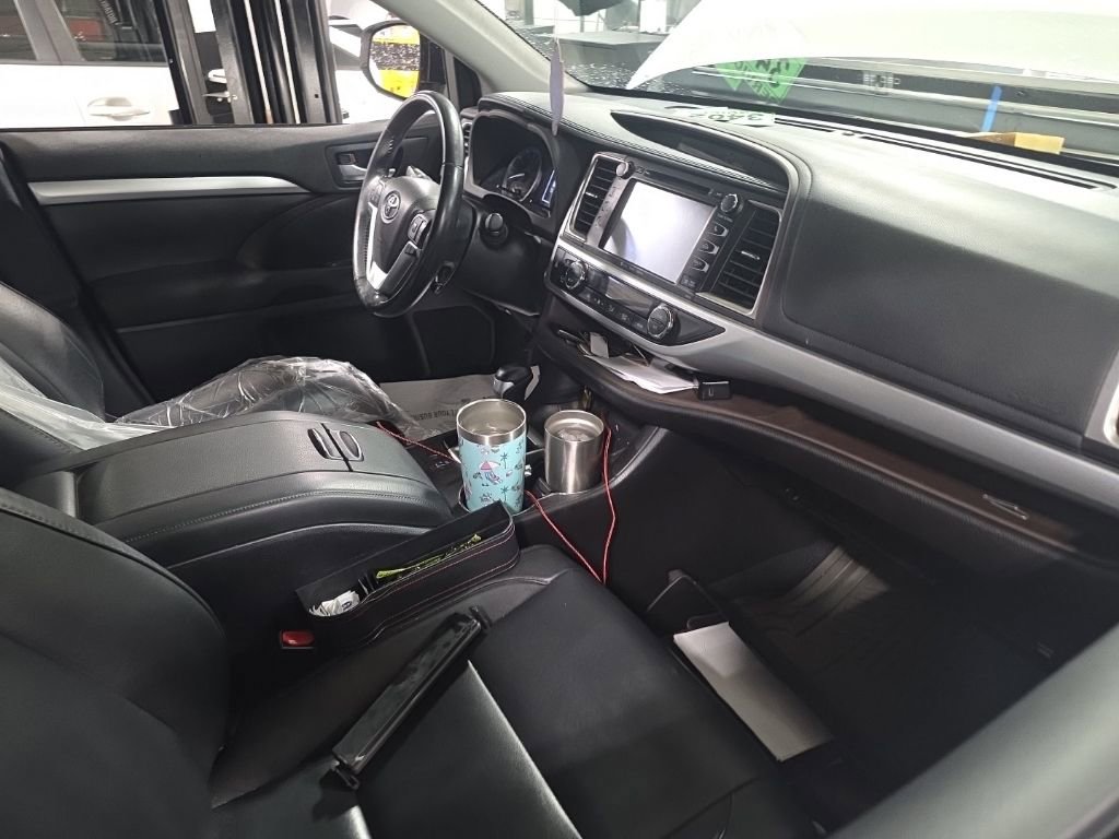 Used 2018 Toyota Highlander XLE w/ Carpet Mat Package (TMS) image 10