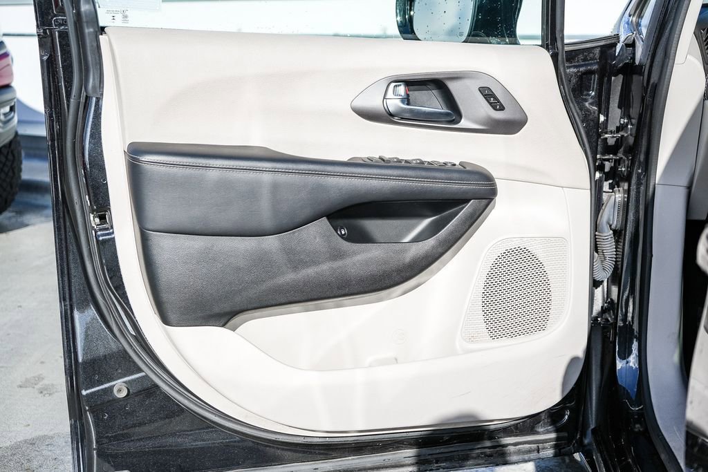 Certified 2024 Chrysler Pacifica Select image 23