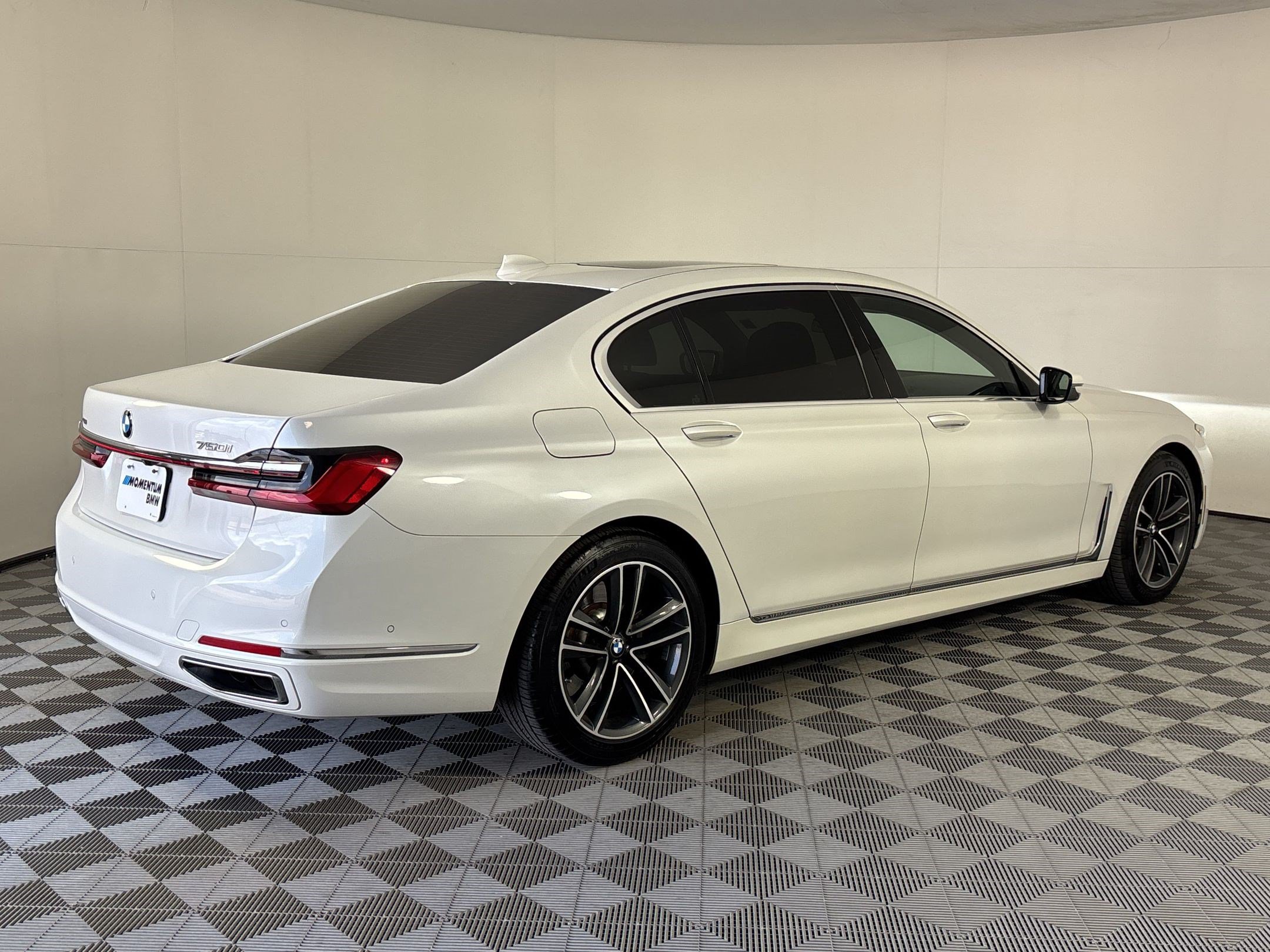 Used 2022 BMW 750Li xDrive AWD/4WD image 9