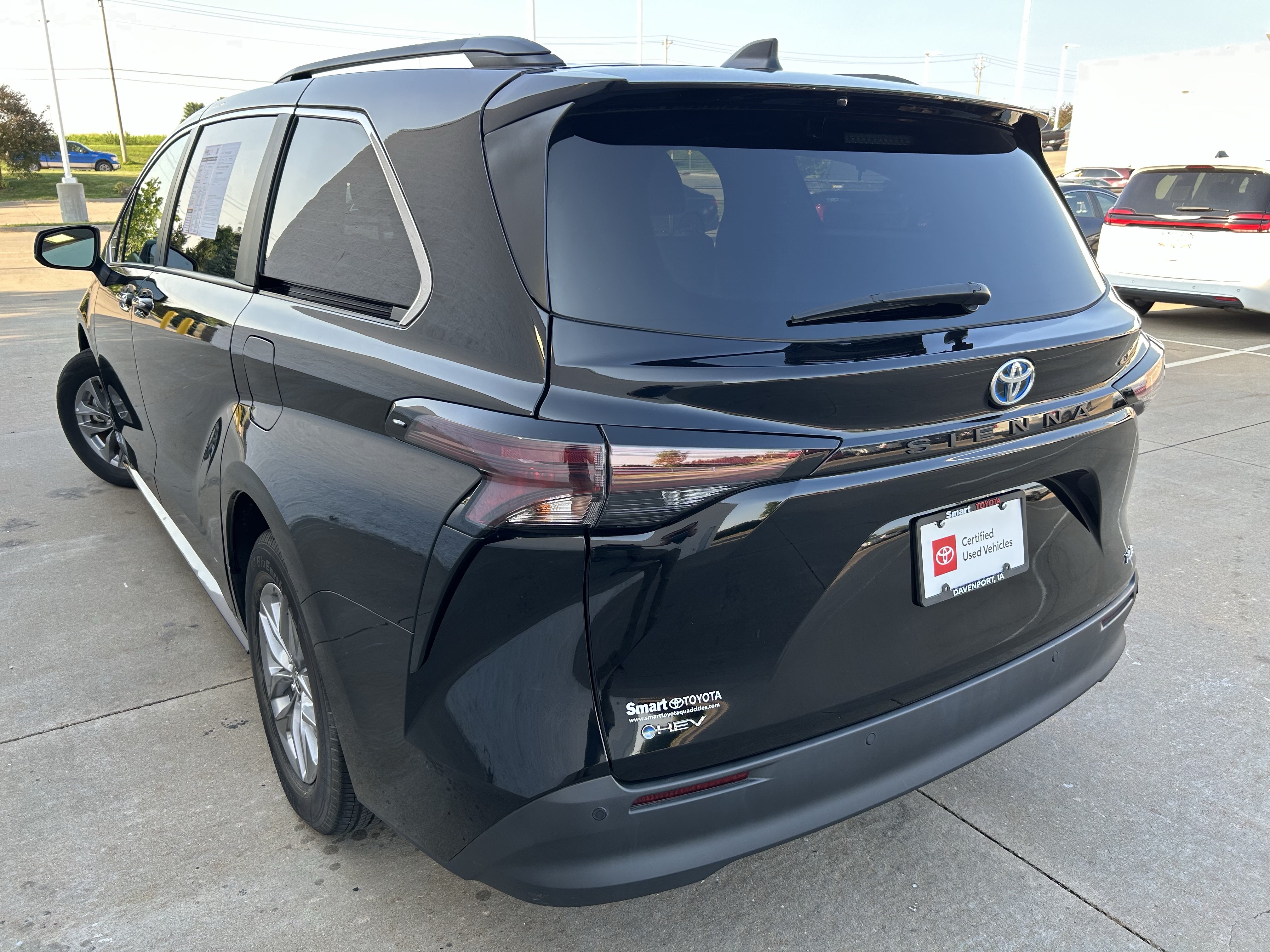 Certified 2025 Toyota Sienna XLE FWD image 4