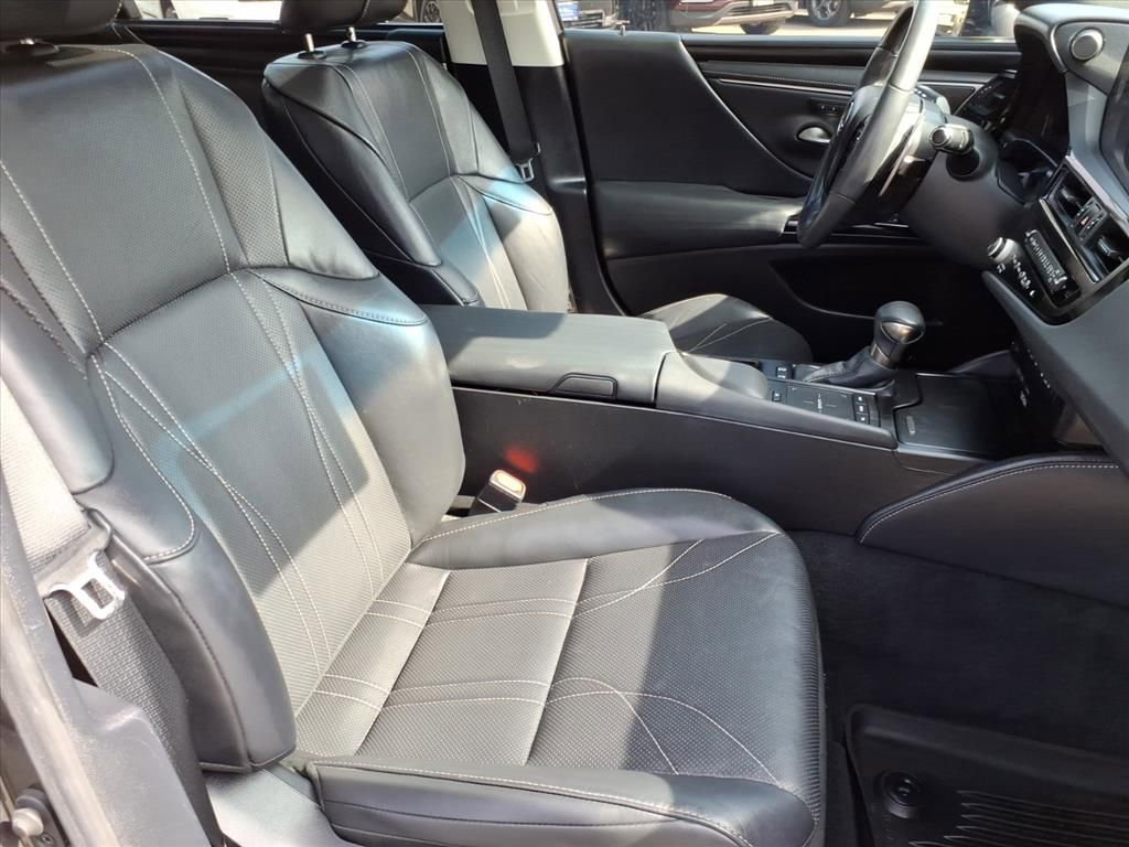 Used 2022 Lexus ES 300h Ultra Luxury w/ Accessory Package 2 image 3