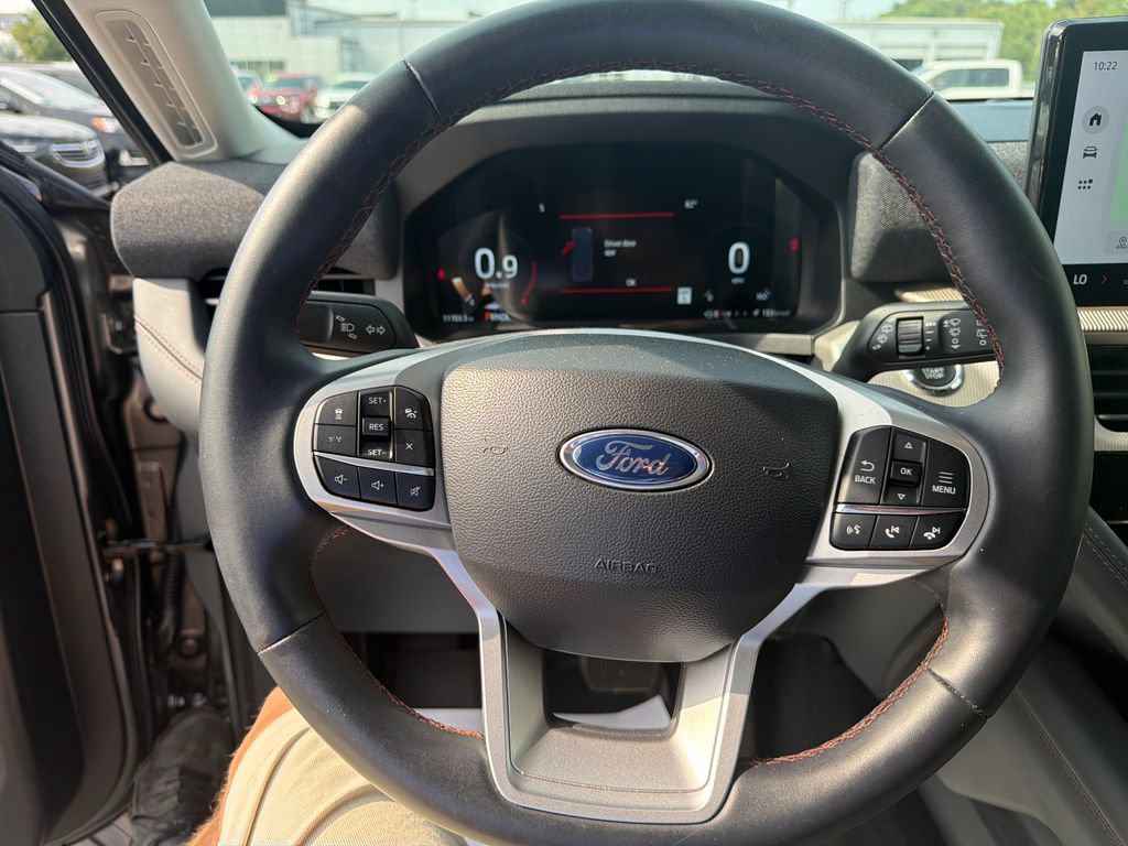 Used 2025 Ford Explorer Active AWD/4WD image 18