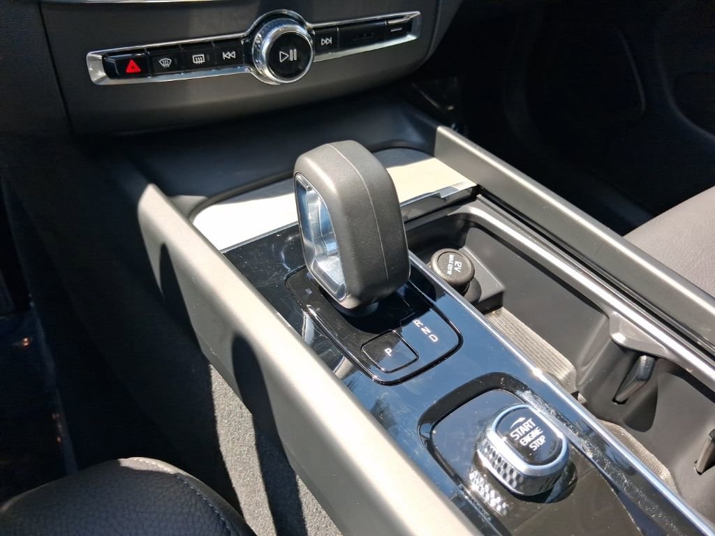 Used 2025 Volvo XC60 B5 Plus image 22