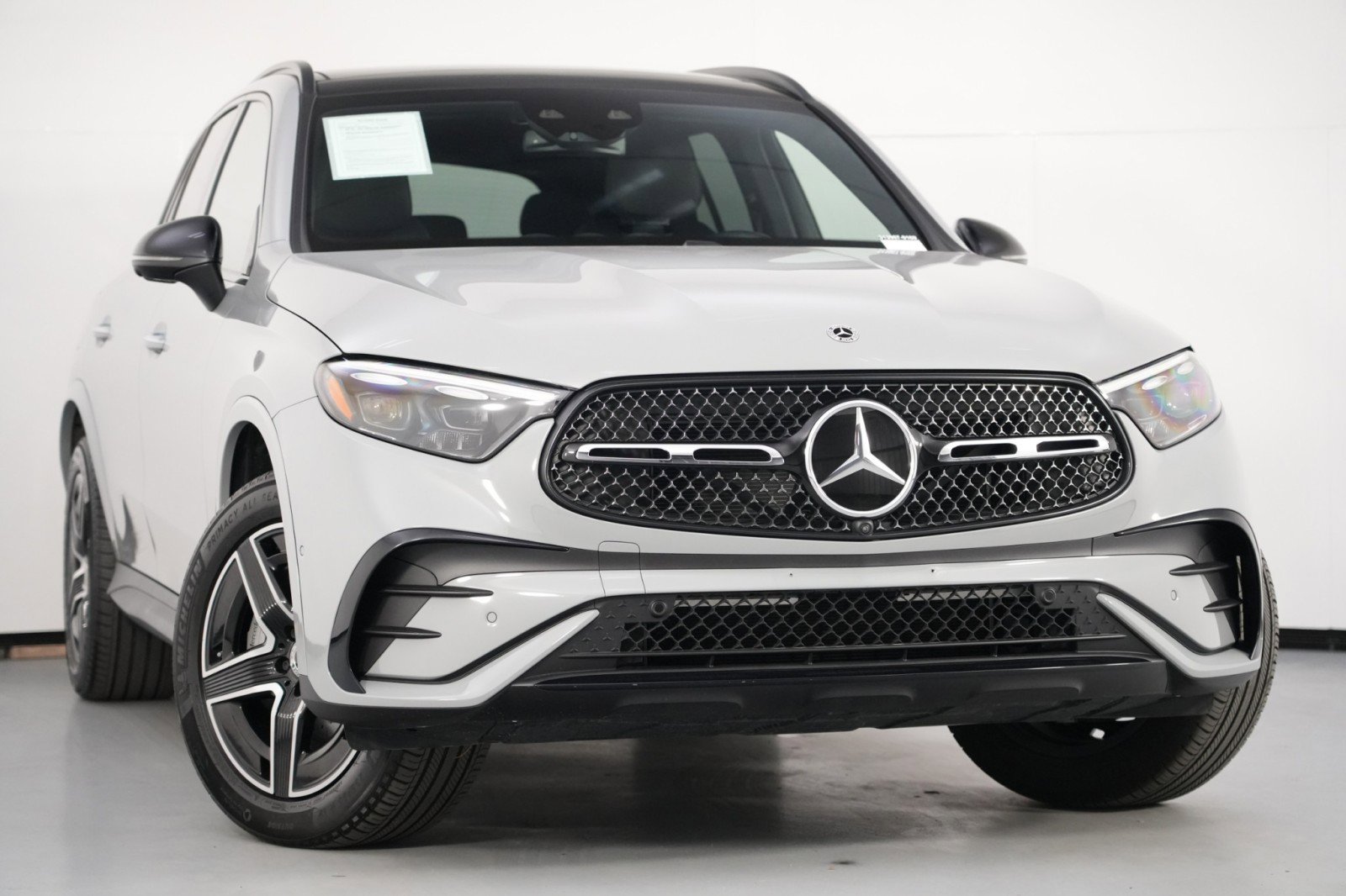 Used 2025 Mercedes-Benz GLC 300 4MATIC w/ AMG Line image 4