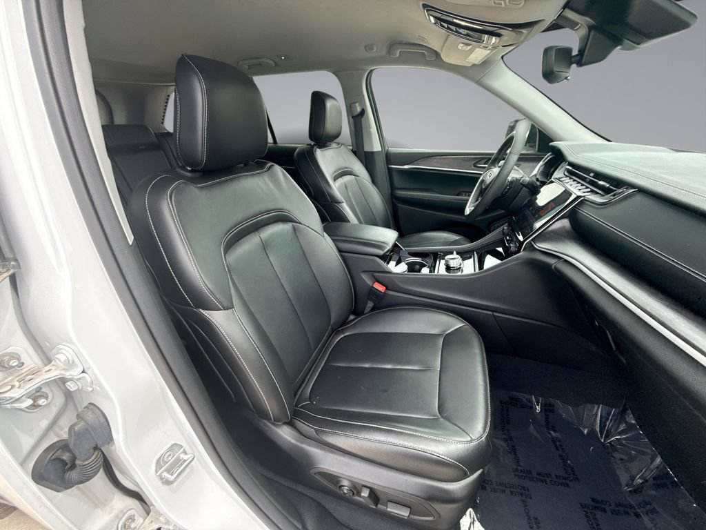 Used 2023 Jeep Grand Cherokee Limited AWD/4WD image 16