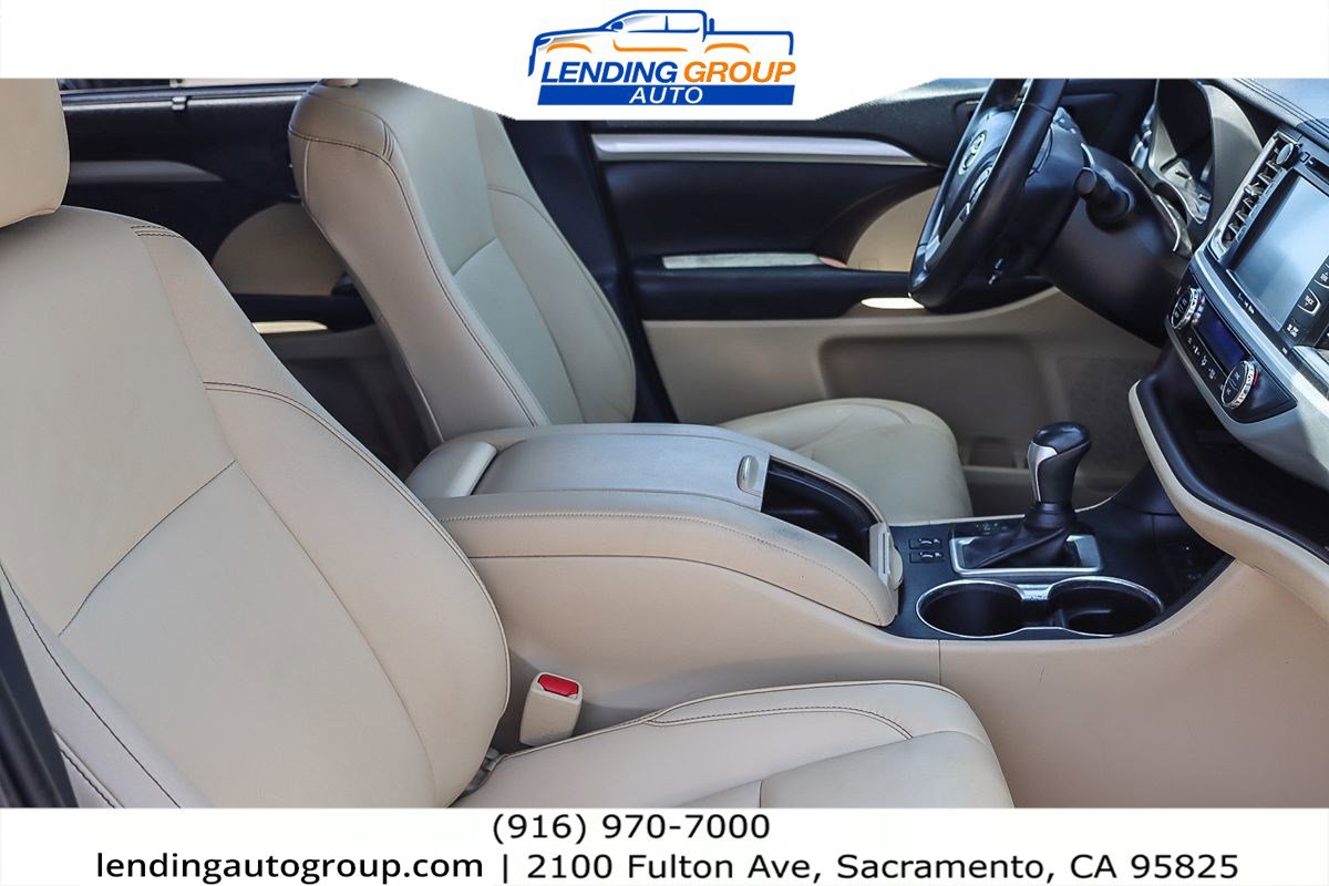 Used 2019 Toyota Highlander XLE w/ Carpet Mat Package (TMS) image 14
