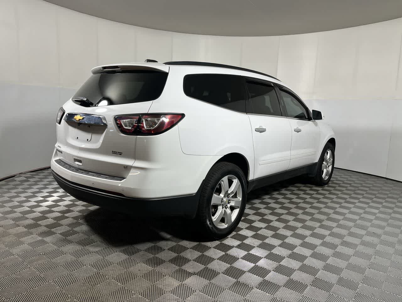 Used 2017 Chevrolet Traverse LT w/ Style and Technology Package FWD image 8