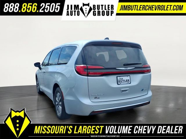 Used 2024 Chrysler Pacifica Select image 2