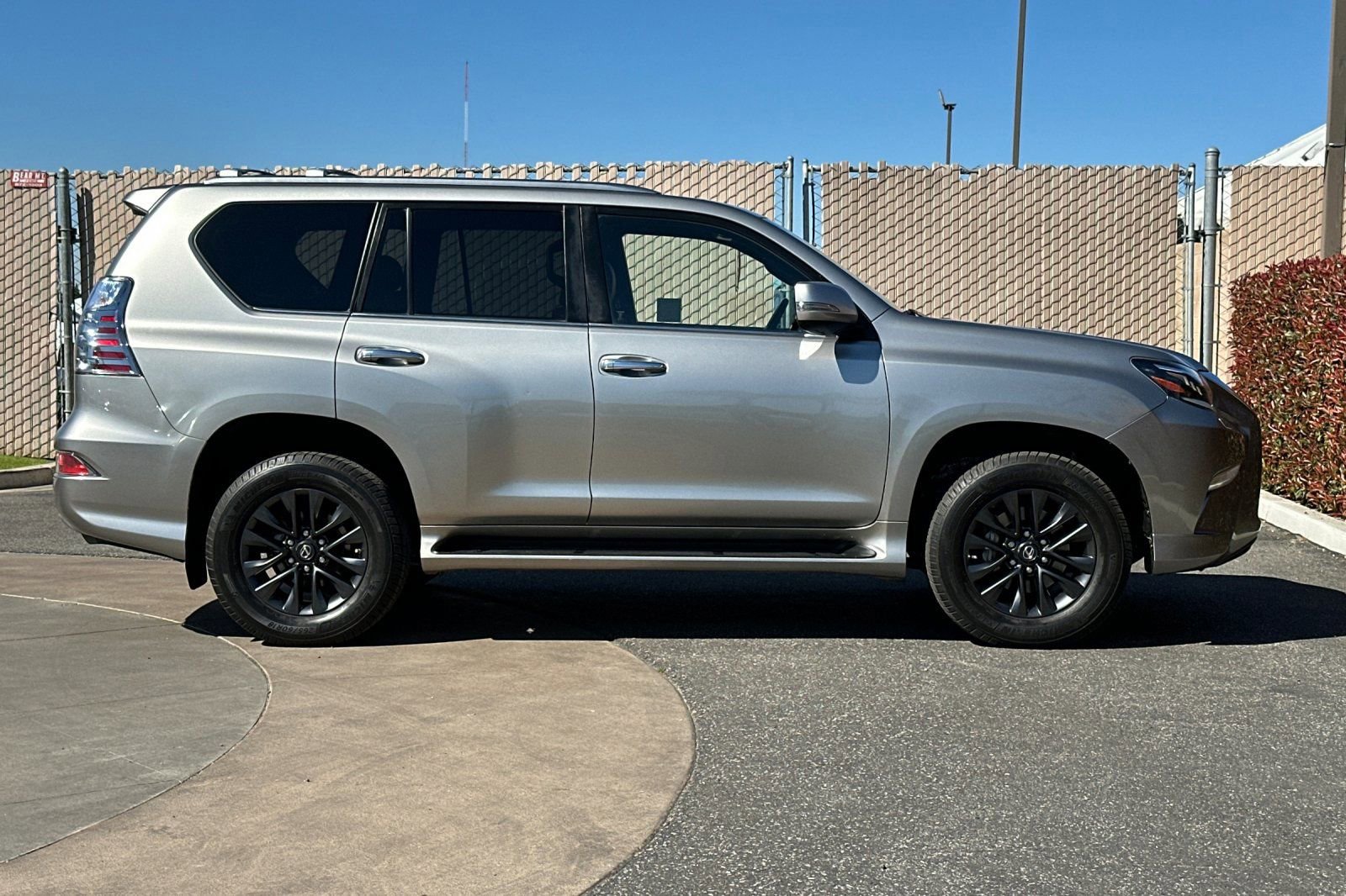 Used 2022 Lexus GX 460 Premium w/ Premium Package image 3