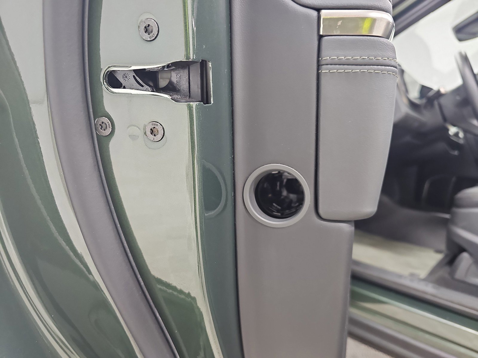 Used 2023 Rivian R1S Adventure AWD/4WD image 32