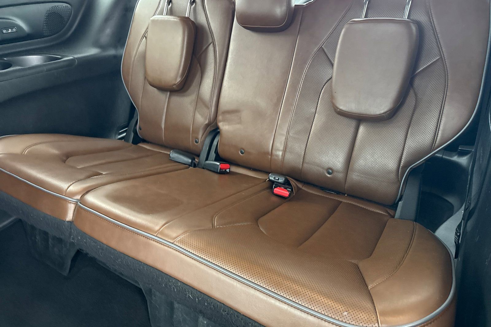 Used 2017 Chrysler Pacifica Limited w/ UConnect Theater Package FWD image 16